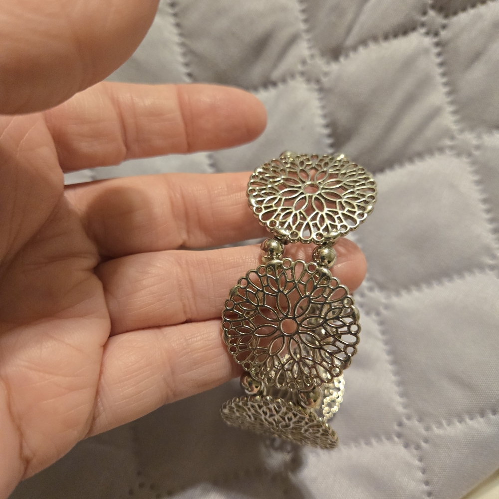 Elegant Silver Filigree Bracelet